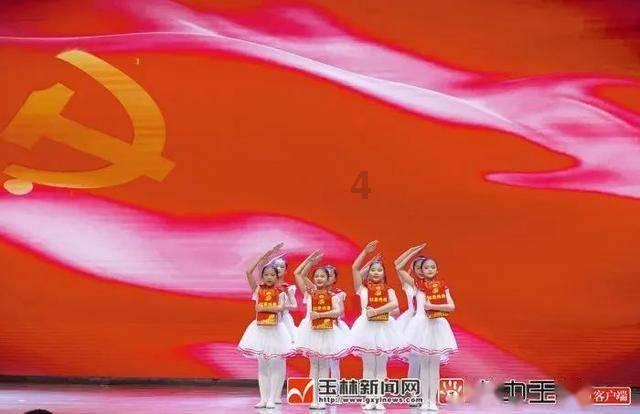 呢大衣里面搭配什么衣服游戏画面